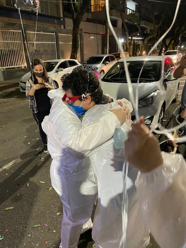 Abraço apertado entre mãe e filho durou mais de 30 segundos por Acervo pessoal