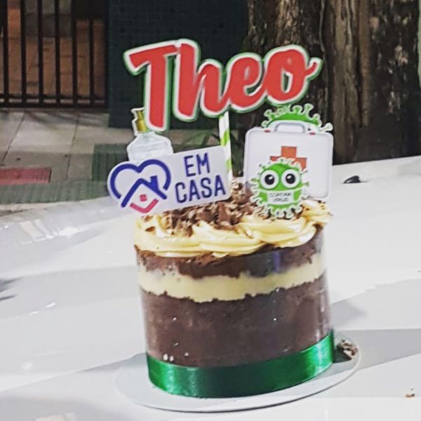 Até o bolo de aniversário do Theo foi decorado com o tema da pandemia por Acervo pessoal
