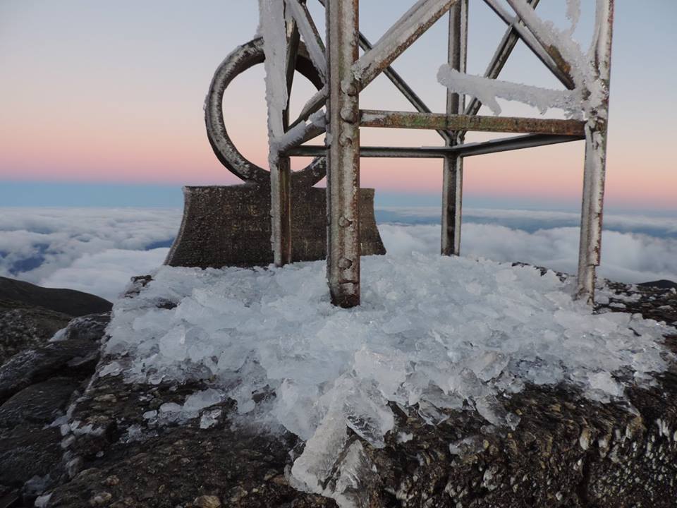 Em julho de 2017, o Pico da Bandeira amanheceu completamente congelado