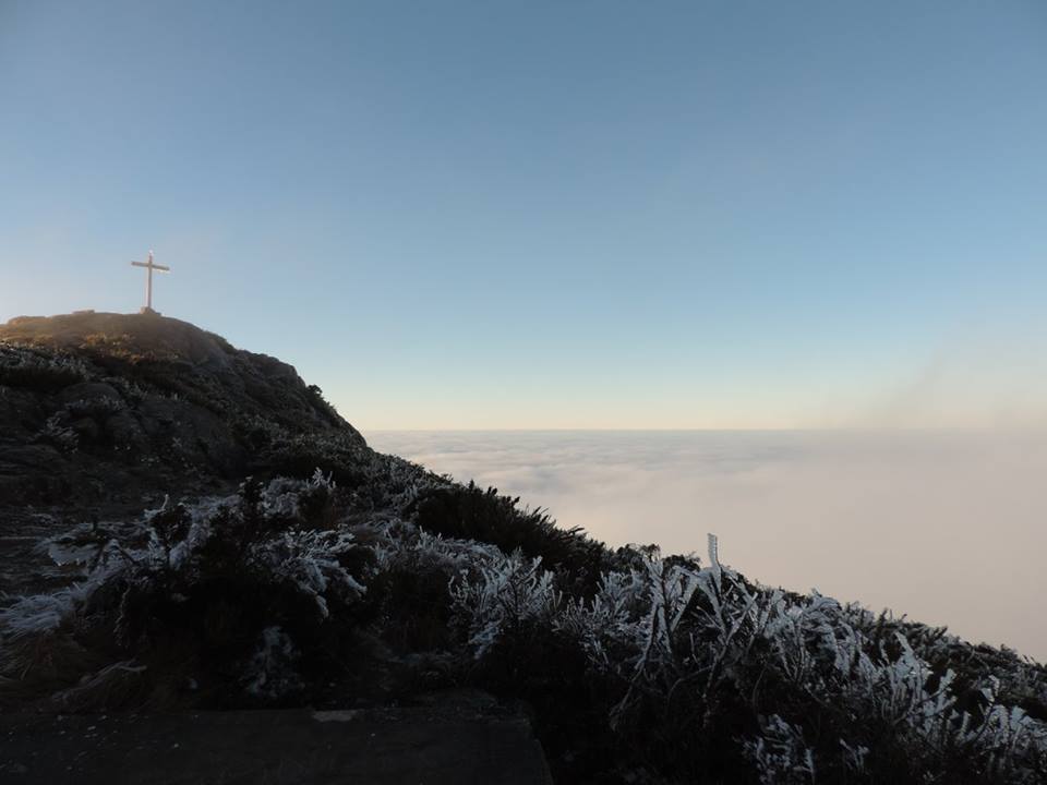 Em julho de 2017, o Pico da Bandeira amanheceu completamente congelado
