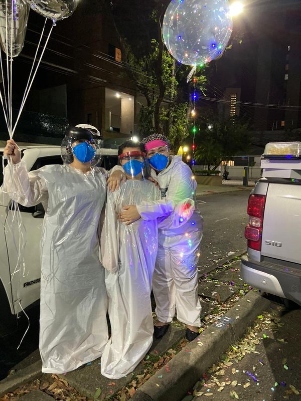 Família reunida (da esquerda para a direita): a tia Renata, o Theo e a Fernanda Cypreste por Acervo pessoal