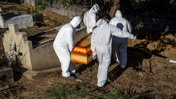 Taxa em relação à semana anterior subiu de 2,59% para 4,34%. Estado vive escalada do número de mortes nos últimos dias