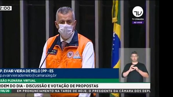 Evair de Melo (PP-ES) usava o uniforme da Defesa Civil, mas foi obrigado a colocar o paletó por cima, como exige o regimento interno da Casa