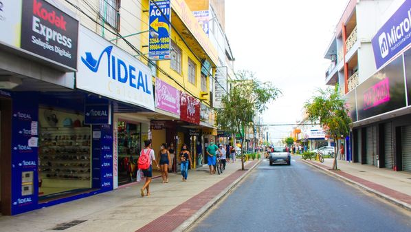 As lojas estão sendo divididas em três blocos, com horários específicos de funcionamento e, com o novo decreto, não abrirão aos sábados. Somente serviços essenciais irão funcionar aos fins de semana
