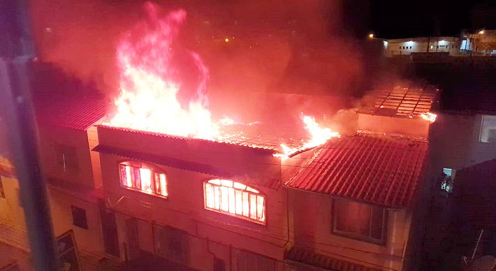 As chamas destruíram o andar superior do imóvel. Um casal de idosos, que mora nos fundos do prédio, foi retirado do local por vizinhos antes da chegada dos Bombeiros