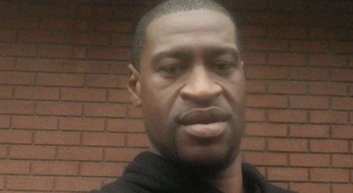 Em depoimento, legista-chefe Andrew Baker, disse que mantinha a causa da morte que determinou no ano passado; Floyd morreu asfixiado por um policial
