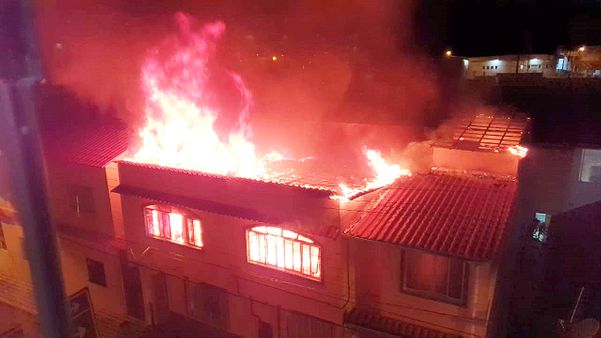 As chamas queimaram todo o andar de cima do prédio, mas não houve feridos