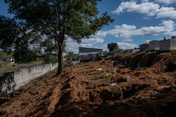 Cariacica - ES - Covas abertas para enterrar vítimas da covid-19 no cemitério Jardim da Saudade em Nova Rosa da Penha. 