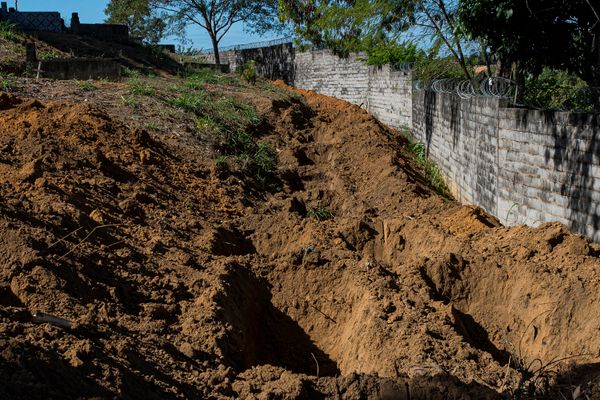 Cariacica - ES - Covas abertas para enterrar vítimas da covid-19 no cemitério Jardim da Saudade, em Nova Rosa da Penha.  por Vitor Jubini