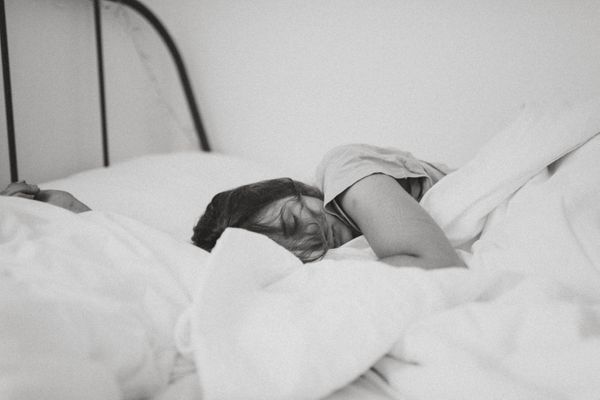 Mulher dormindo:  sonhos podem ter influência da pandemia