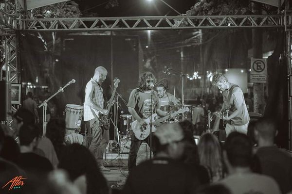 O músico Caio Metteoro (vocal) apresenta seu projeto Metteoro com Vinícius Gigante (guitarra), Leo Machado (guitarra), Bruno Massa (baixo) e Negoléo (bateria)