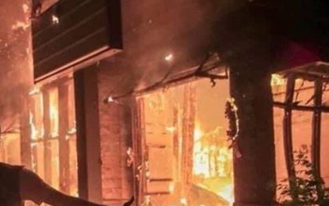Prédio incendiado por manifestantes