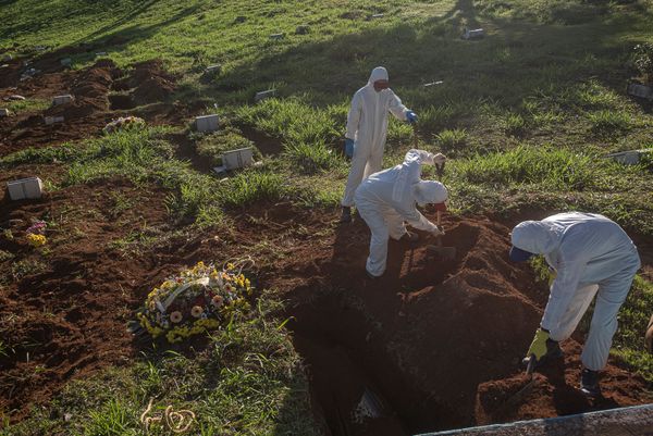 Vitória - ES - Sepultamento de vítima da covid-19 no cemitério Boa Vista, em Maruípe.