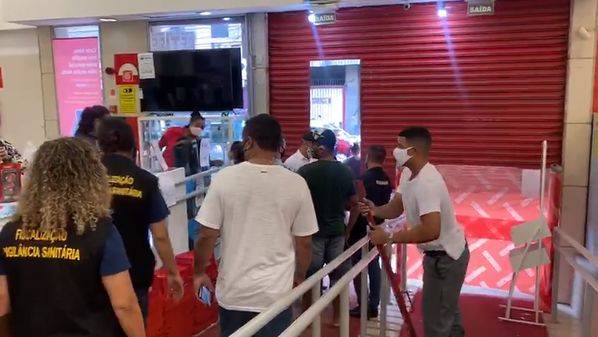 Comércio da Avenida Expedito Garcia, em Campo Grande, foi fiscalizado por equipes da prefeitura e da Polícia Militar