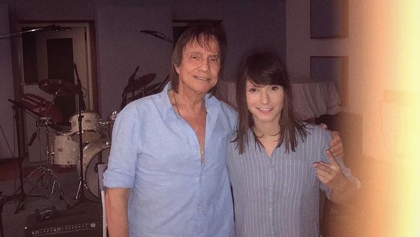 Ex-The Voice foi apotada como namorada de Roberto Carlos pelo programa 'A Tarde é Sua', mas desmentiu o boato pelas redes sociais e entrevista à revista Quem neste domingo (31)