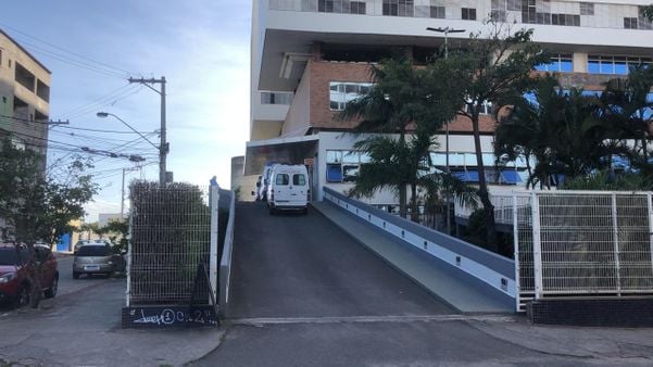 Ambulâncias fizeram fila na porta do Hospital Vila Velha neste sábado 