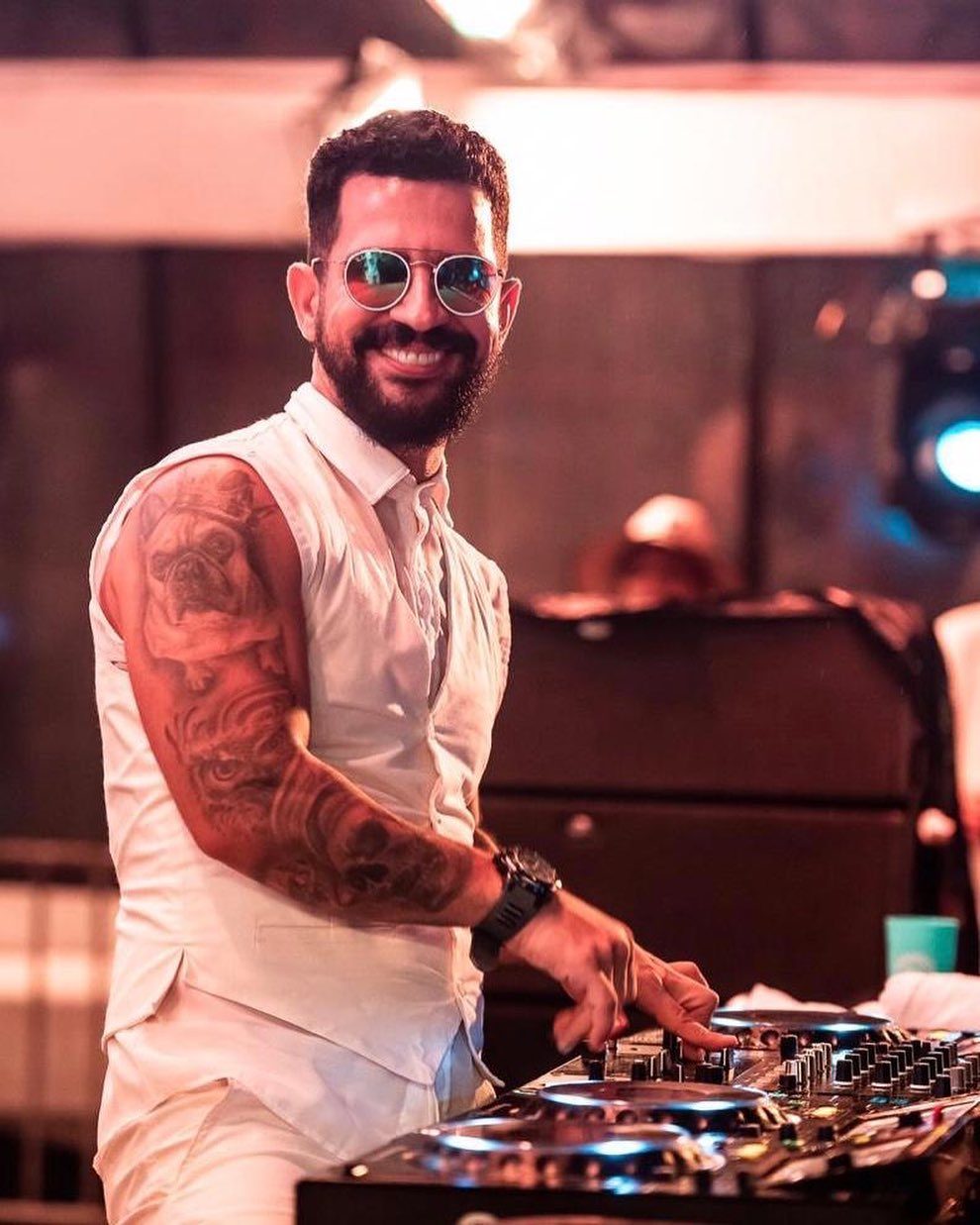Com 25 anos de carreira, o produtor musical Dennison de Lima Gomes, 40, conhecido hoje como Dennis DJ, ajudou a construir a história do funk carioca e hoje faz sucesso em turnês pelo país com o Baile do Dennis, uma das maiores festas funk do mundo