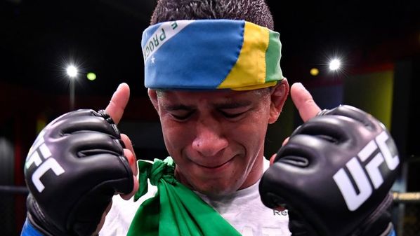 Woodley e pede disputa de cinturão Brasileiro triunfa por decisão unânime e quer encarar nigeriano Kamaru Usman pelo título dos meio-médio
