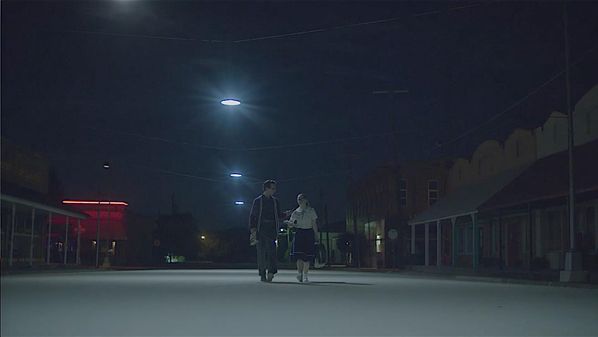 Filme de ficção científica lançado pelo Amazon Prime Video cria suspense pela sugestão e constrói história em cima de diálogos