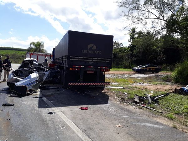 Aracruz - 31/05/2020 - Acidente deixa dois mortos na BR 101