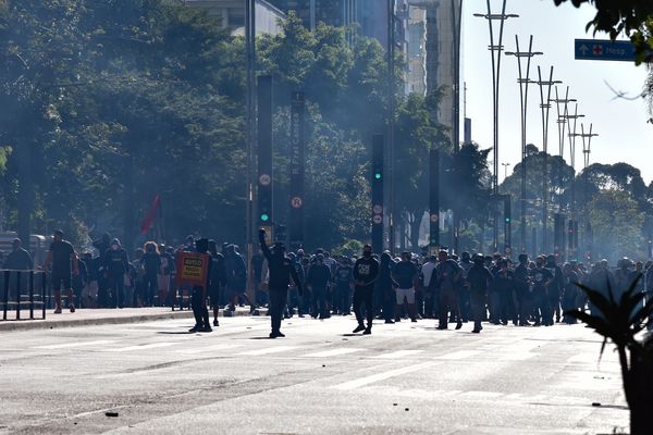 Confronto entre manifestantes de torcidas organizadas e policiais durante protesto contra o racismo, neste domingo, (31) na Av. Paulista, SP