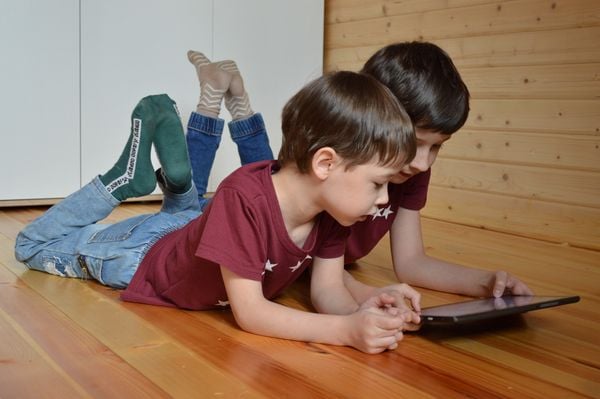 Crianças usam tablet