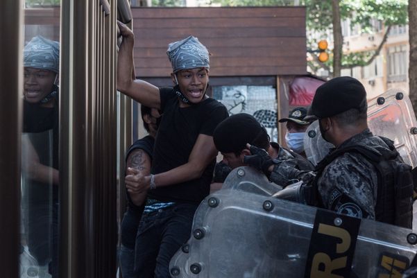 Manifestantes contrários ao governo são revistados pela PM em Copacabana (RJ). As manifestações de críticas ao presidente Jair Bolsonaro acontecem após o inquérito que investiga as Fake News contra ministros do STF