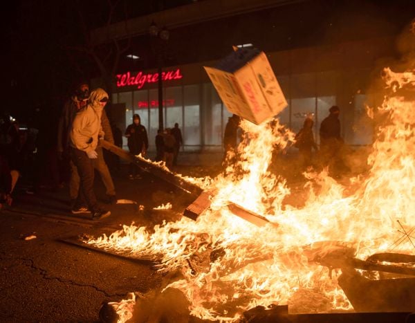 Manifestantes se revoltam e ateiam fogo em vários pontos da cidade durante protesto realizado na cidade de Minneapolis, no Minnesota, na noite de ontem (29), após a morte de   George Floyd