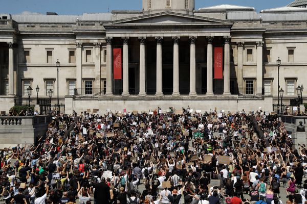 Pessoas marcham em direção à Trafalgar Square, no centro de Londres, na Inglaterra, neste domingo, 31 de maio     de 2020, para protestar contra a morte     de George Floyd