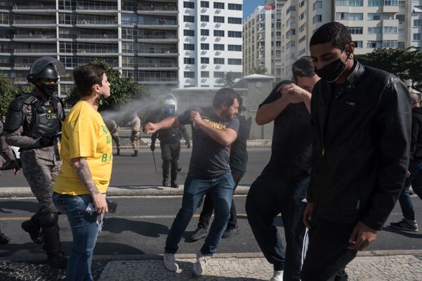 Policia entra em ação com spray de pimenta para conter manifestantes pró e contra o governo durante manifestação em Copacabana (RJ)