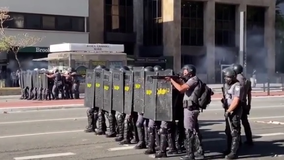 Policiais dispersa briga de manifestantes pró e contra o governo Bolsonaro, na Avenida Paulista, com bombas de gás