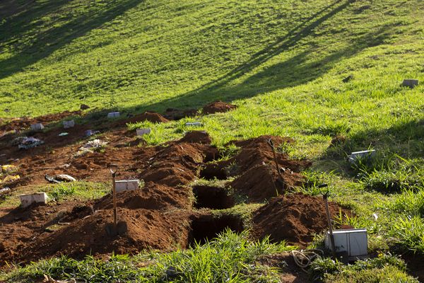 Vitória - ES - Covas abertas para sepultamento de vítimas da covid-19 no cemitério Boa Vista, em Maruípe.