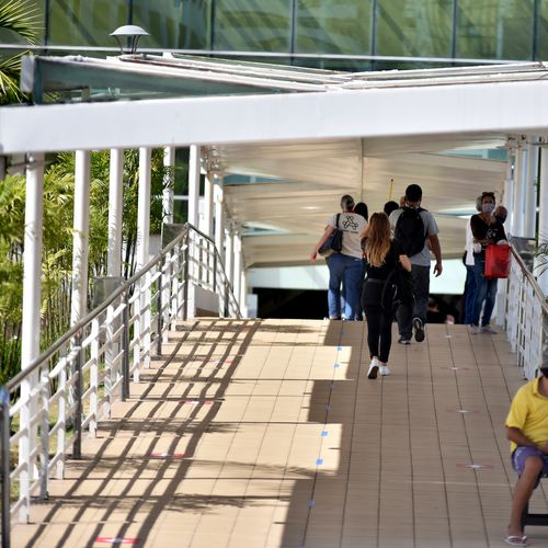 Estes centros comerciais estavam impedidos de abrir desde o dia 18 de março, em virtude da pandemia do novo coronavírus