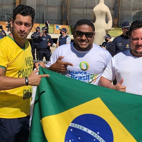Capitão Assumção, dois assessores de seu gabinete e o diretor de segurança da Assembleia foram a Brasília em apoio a manifestações pró-Bolsonaro. Eles aparecem em foto sem máscaras, o que é proibido no Distrito Federal