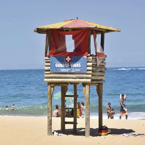 No fim da tarde do último sábado (30), guardas-vidas do município notaram duas meninas, uma de 11 e outra de 12 anos, imóveis na areia. Na abordagem, os agentes perceberam que elas estavam alcoolizadas e com quadro de hipotermia