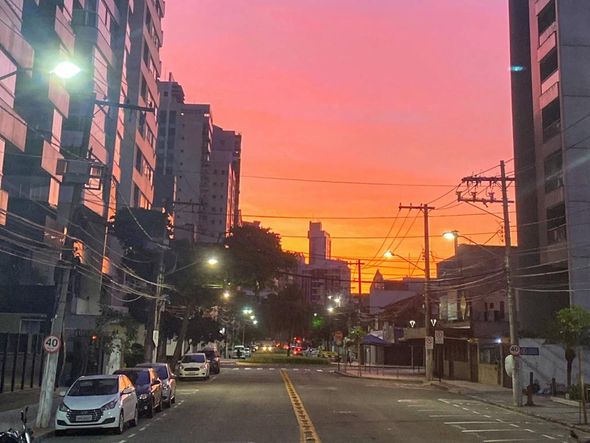 Moradora registra cores do céu na Praia do canto, em Vitória por Vanda Lopes