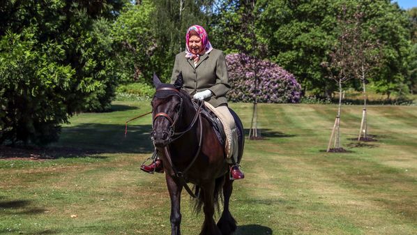 Monarca de 94 anos aproveitou o dia de sol em Windsor para montar e andar a cavalo em sua primeira aparição desde que se isolou em meio à pandemia da Covid-19