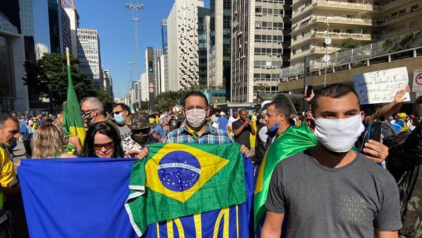 Bandeira de movimento radical surge em atos em favor do presidente brasileiro
