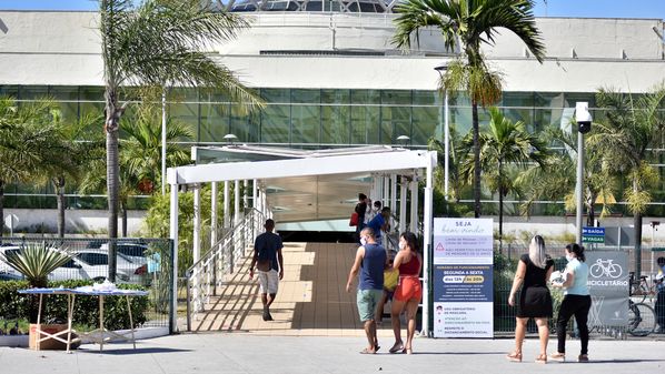 Abertura é diferenciada para lojas maiores, menores e praça de alimentação nos shoppings. Regras não são as mesmas para comércios de rua