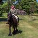 Imagem - Rainha Elizabeth II surge andando a cavalo em meio à pandemia