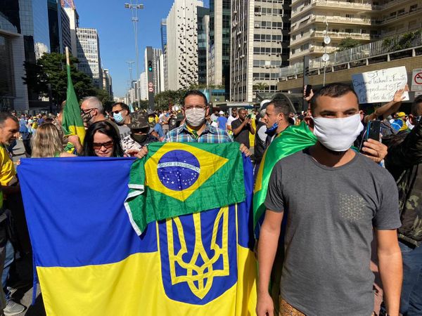 Apoiadores de Bolsonaro ostentam bandeira da Ucrânia junto a bandeira do Brasil durante protesto na avenida Paulista
