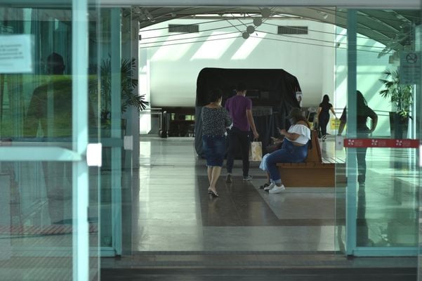 Com pouco movimento, Shoppings da Grande Vitória voltam a funcionar por Fernando Madeira