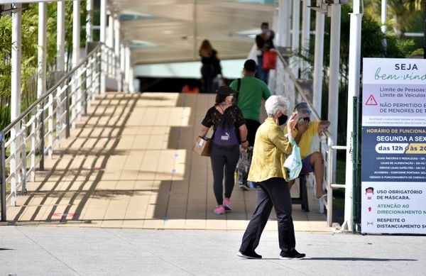 Com pouco movimento, Shoppings da Grande Vitória voltam a funcionar por Fernando Madeira