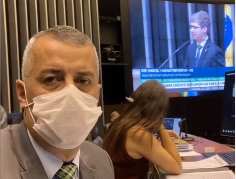Evair de Melo acompanha, do plenário da Câmara, sessão ordinária