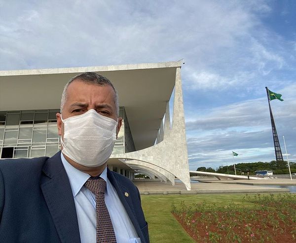 Evair de Melo faz selfie no Palácio do Planalto: parlamentar está na vice-liderança do governo na Câmara
