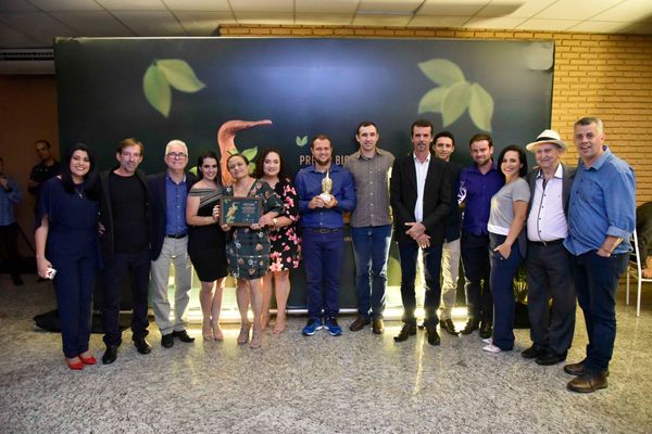 Ganhadores do prêmio e autoridades presentes em 2019