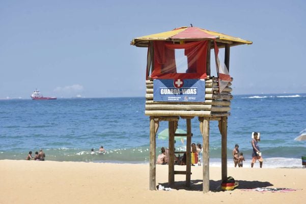 Guardas-vidas estavam em um posto de observação na Praia de Itapuã e notaram as duas crianças imóveis na areia