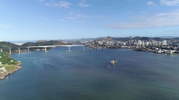 Imagens aéreas da Terceira Ponte com a cidade de Vitória ao fundo