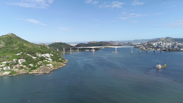 Imagens aéreas da Terceira Ponte com a cidade de Vitória ao fundo