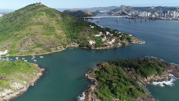 Imagens aéreas do Morro do Moreno e Ilha da Baleia em Vila Velha com a Terceira Ponte e a cidade de Vitória ao fundo